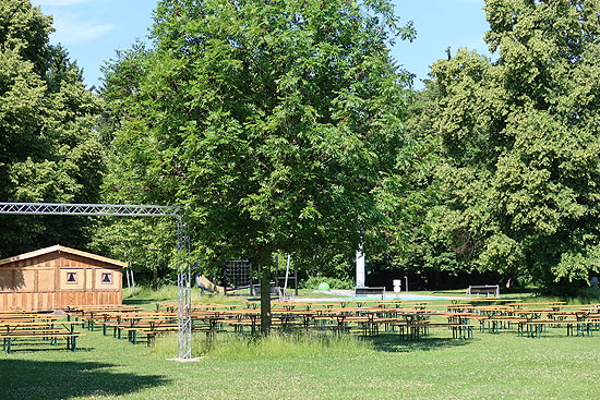 großer Biergarten unter schattigen Bäumen der Georgenschwaige  (©Foto: Martin Schmitz)